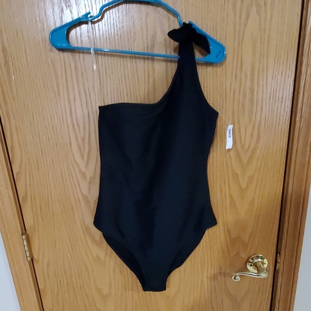 NWT BLACK ONE SHOULDER BATHING SUIT